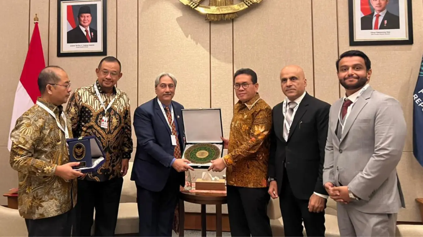 Group photo of Gwadar Chamber of Commerce President Jeehand Hoth and indonesian trade minister